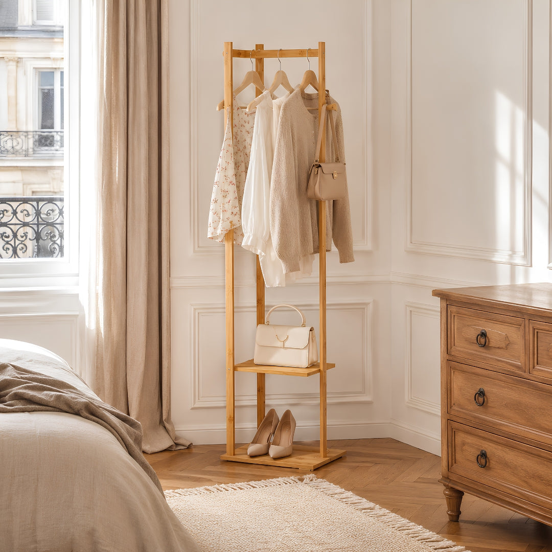 Portant vetement bois en bambou présenté dans une chambre élégante et lumineuse, avec vêtements, sac et chaussures parfaitement organisés