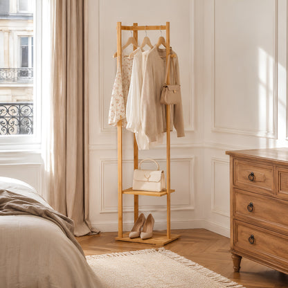 Portant vetement bois en bambou présenté dans une chambre élégante et lumineuse, avec vêtements, sac et chaussures parfaitement organisés