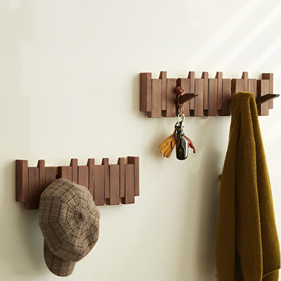 Détail du porte manteau bois en bois massif poncé à la main