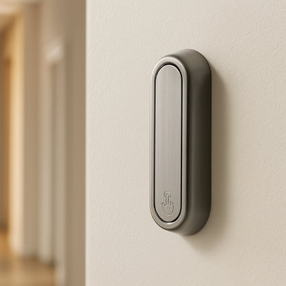 Porte manteau mural en métal argenté brossé, parfait pour une décoration minimaliste et élégante.