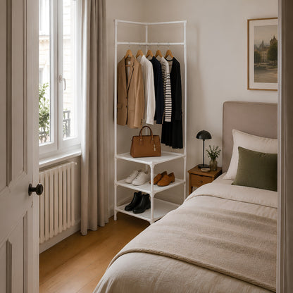 Porte manteau sur pied transformant un angle inutilisé en espace clair pour vêtements, chaussures et accessoires