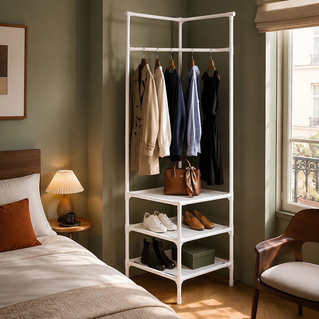 Porte manteau sur pied blanc transformant un angle de chambre en rangement élégant pour vêtements chaussures et accessoires