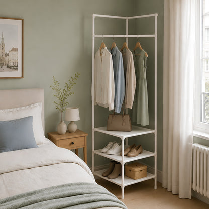 Porte manteau sur pied blanc avec vêtements, chaussures et sac organisés dans une chambre moderne et apaisante