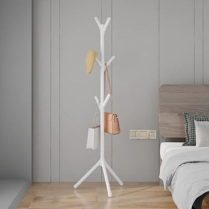 Porte-manteau-sur-pied-blanc lumineux et minimaliste, apportant douceur et harmonie dans un intérieur scandinave ou moderne
