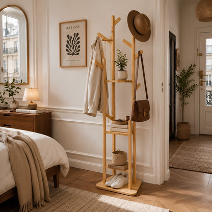 Porte manteau sur pied bois en bambou naturel intégré dans une chambre parisienne chaleureuse avec vêtements et accessoires organisés