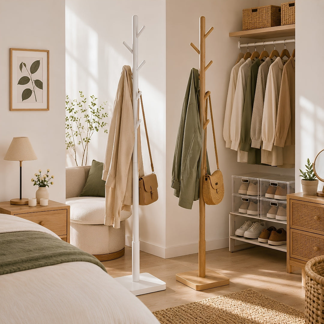 Porte manteau sur pied bois Beige et Kaki dans une chambre organisée, avec vêtements et sacs suspendus