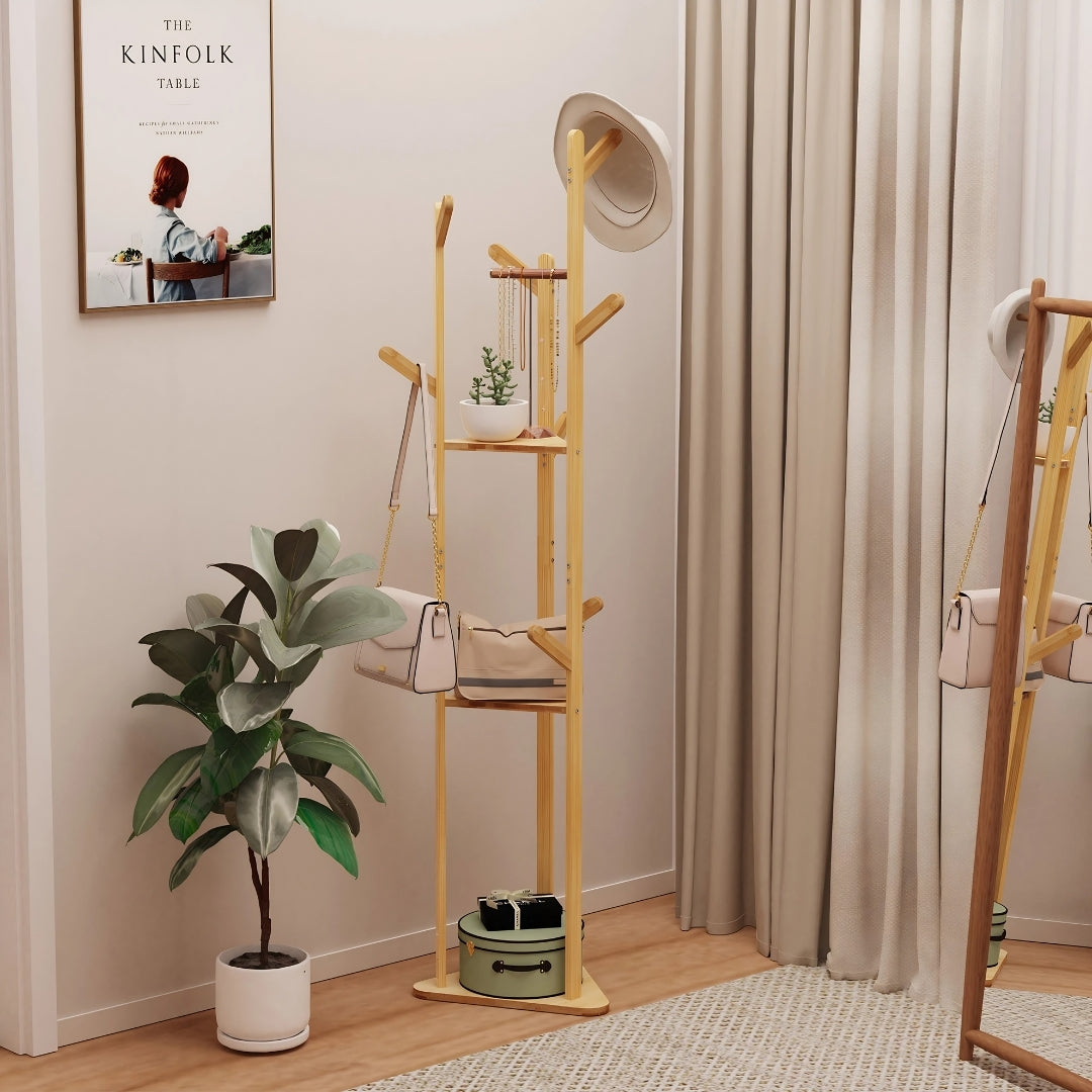 Porte manteau sur pied bois en bambou exploitant le rangement vertical dans une chambre, avec vêtements et accessoires organisés