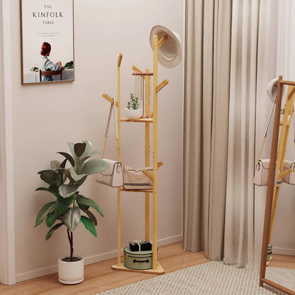 Porte manteau sur pied bois en bambou exploitant le rangement vertical dans une chambre, avec vêtements et accessoires organisés