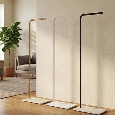 Porte-manteau sur pied moderne en métal avec vêtements suspendus dans une chambre contemporaine