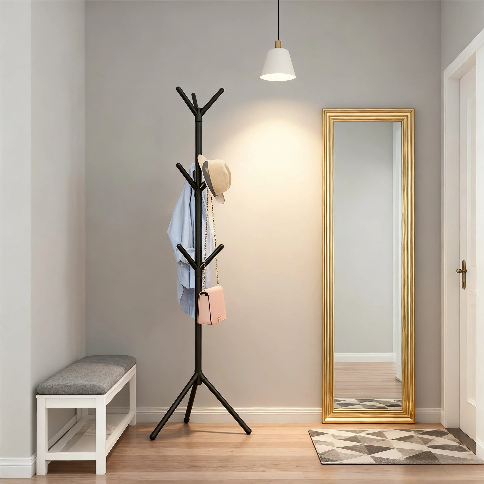 Porte manteau sur pied élégant aux finitions soignées, apportant une touche raffinée et moderne à l’entrée ou à la chambre