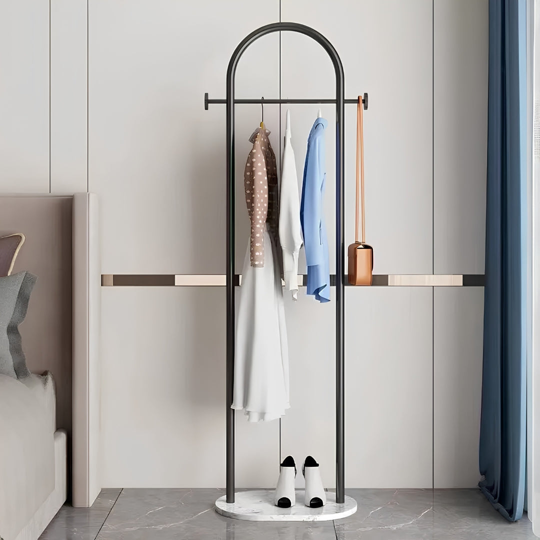 Porte vêtement blanc au design minimaliste