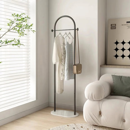 Porte vêtement noir décoratif pour dressing organisé