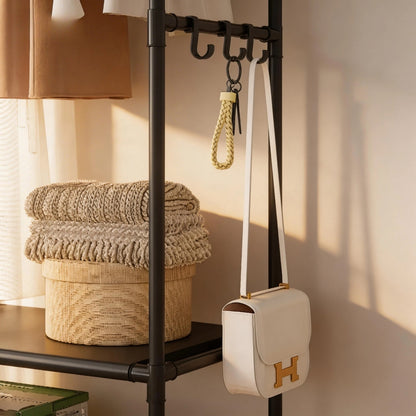 Porte vêtement moderne avec crochets latéraux et étagères de rangement