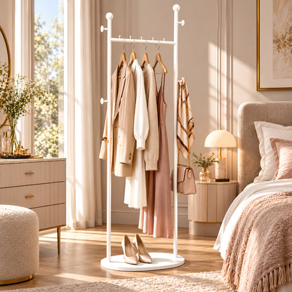 Porte vêtement blanc dans une chambre organisée avec tenue, sac, accessoires et chaussures prêts au quotidien