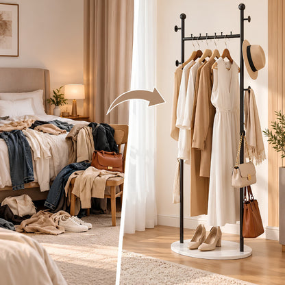 Porte vêtement dans une chambre organisée avec vêtements, sacs et accessoires suspendus