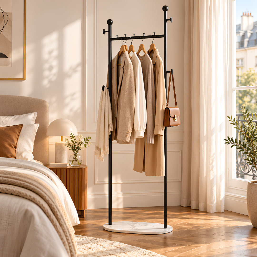Porte vêtement noir dans une chambre moderne avec vêtements, sac et accessoires organisés