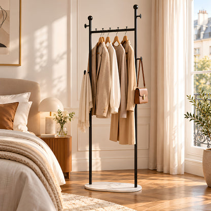 Porte vêtement noir dans une chambre moderne avec vêtements, sac et accessoires organisés