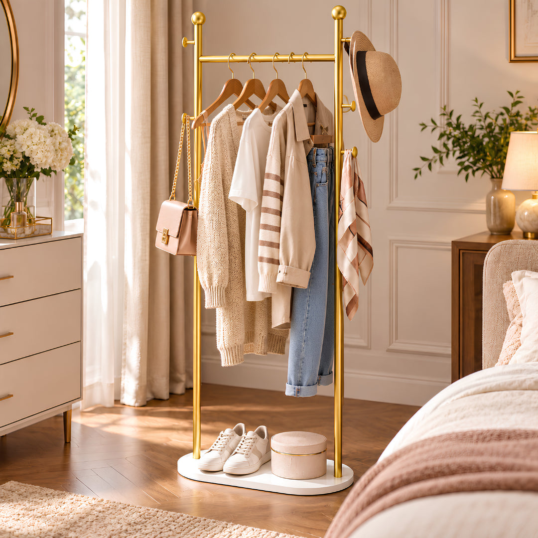 Porte vêtement avec vêtements décontractés du quotidien, sac, chapeau et chaussures dans une chambre lumineuse et organisée