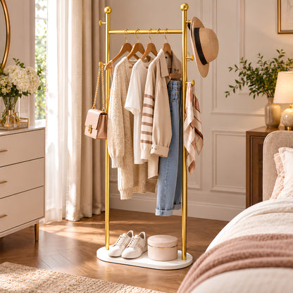 Porte vêtement avec vêtements décontractés du quotidien, sac, chapeau et chaussures dans une chambre lumineuse et organisée