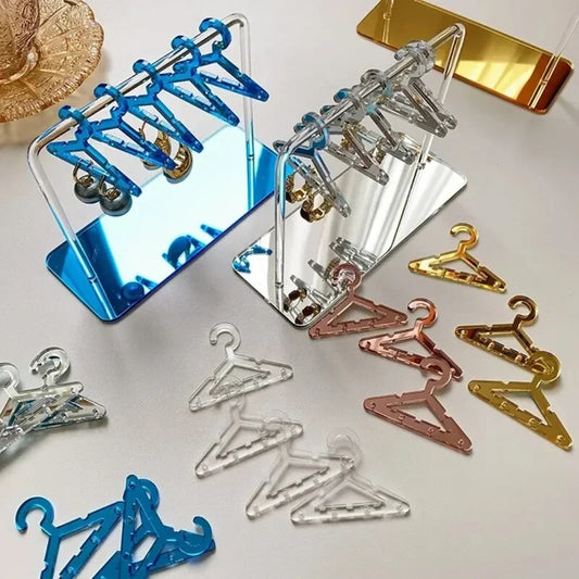 Présentoir montrant des bijoux bien alignés et visibles grâce au rangement pour bijoux.