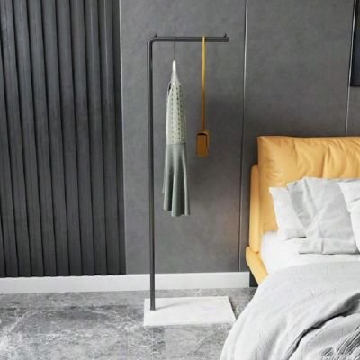 Valet de chambre en métal doré avec base en pierre