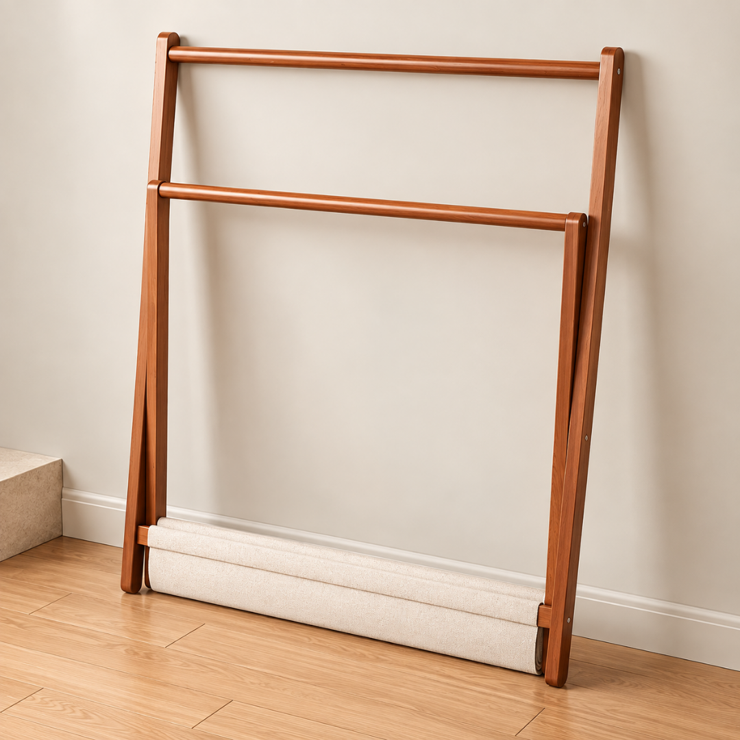 Valet de chambre en bois clair dans un intérieur minimaliste aux tons naturels