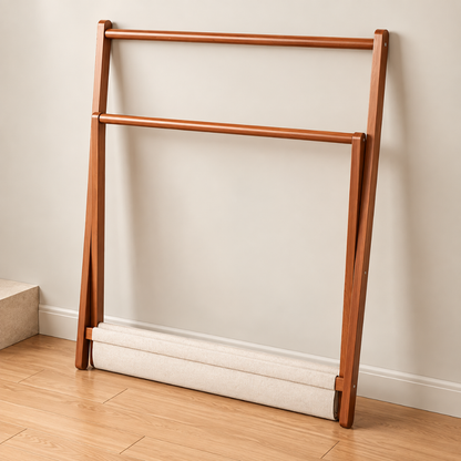 Valet de chambre en bois clair dans un intérieur minimaliste aux tons naturels